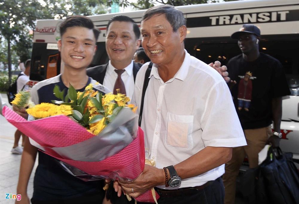 Huỳnh Anh rạng rỡ bên Quang Hải tại gala Quả bóng vàng 2019-8