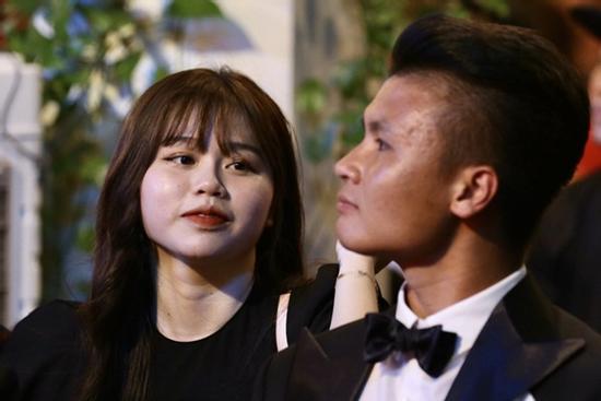 Huỳnh Anh rạng rỡ bên Quang Hải tại gala Quả bóng vàng 2019