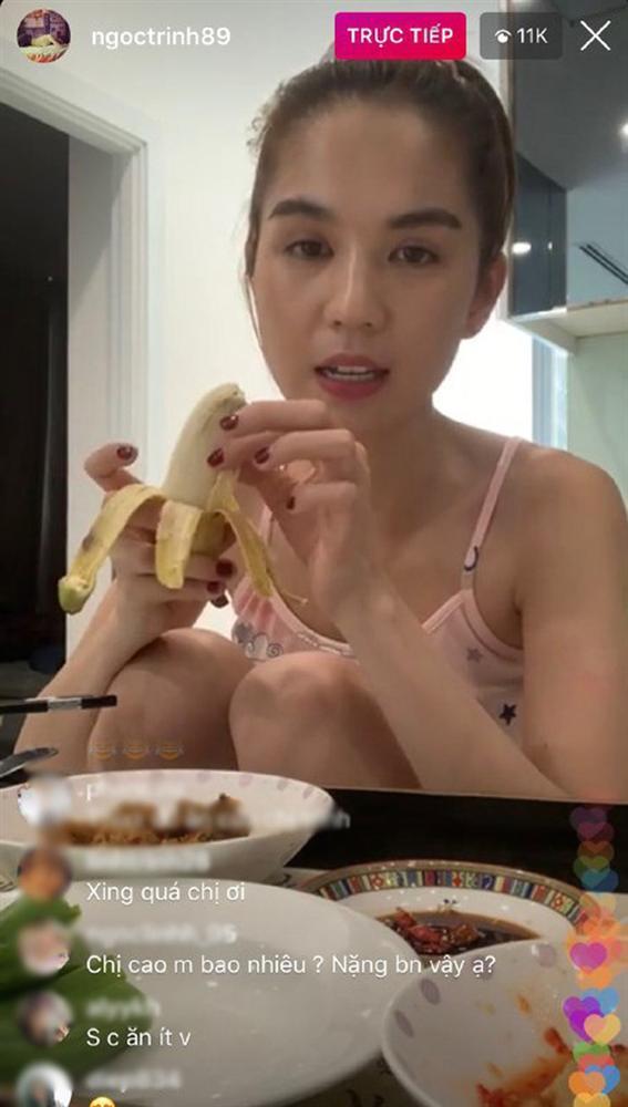 Ngọc Trinh để lộ thói quen ăn uống khác người khi đang livestream nhưng nghe giải thích thì khá hợp lý: Hoá ra nhiều người cũng ăn kiểu này!-3