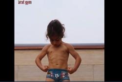 Cậu bé 6 tuổi có cơ bụng 6 múi đã tập luyện thế nào?