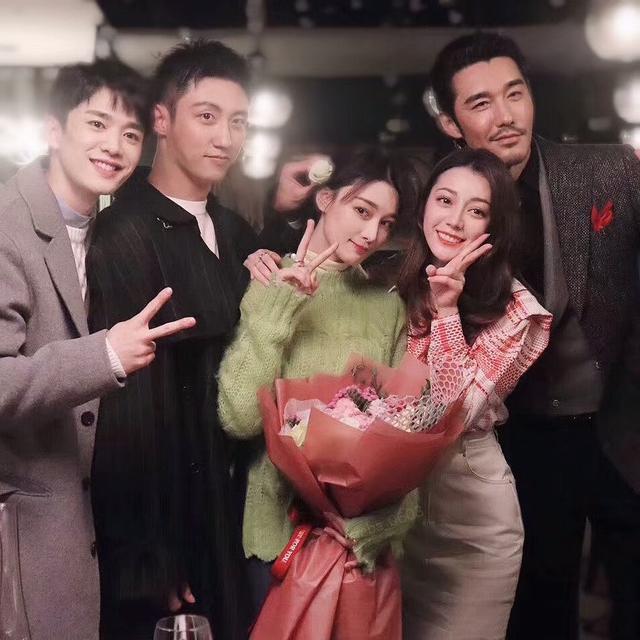 Hoàng Cảnh Du dính phốt, dân mạng nhiệt tình ship Địch Lệ Nhiệt Ba - Trương Hinh Dư-2