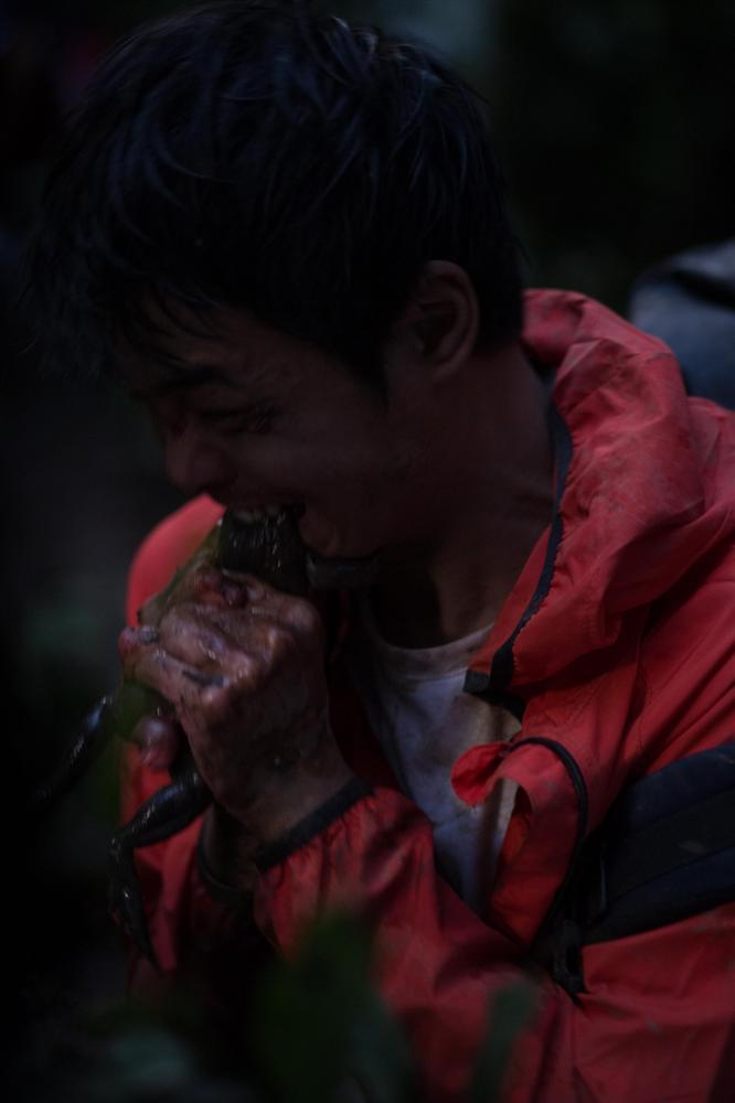 Diễn viên phim sinh tồn Tà Năng Phan Dũng phải ăn 3 con ếch sống khi vào vai phượt thủ-3