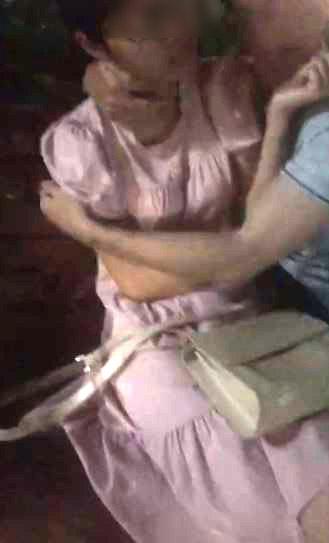 Thấy cặp đôi chuẩn bị hôn nhau, thanh niên trẻ giả hỏi đường rồi làm trò phản cảm-1