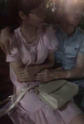 Thấy cặp đôi chuẩn bị hôn nhau, thanh niên trẻ giả hỏi đường rồi làm trò phản cảm-2