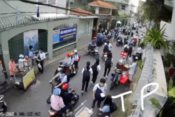 Clip: Nửa đêm, cây xăng ở Hào Nam bốc cháy ngùn ngụt, người dân la hét, hô hào dập lửa-7