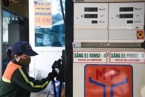 Găm 20 ngàn lít trong bồn không bán cho dân, cây xăng Hà Nội bị xử lý-2