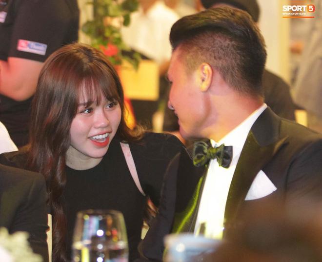 Bạn gái Quang Hải cũng không thoát khỏi cán cân ảnh trên mạng - ngoài đời: Bạn thích bên nào hơn?-5