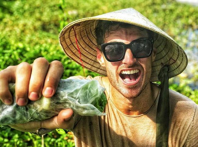 Chàng Tây quay clip bày cách nấu thịt kho hột vịt bằng rìu, bạn bè quốc tế tròn mắt ngạc nhiên, dân mạng Việt chắp tay bái phục-1