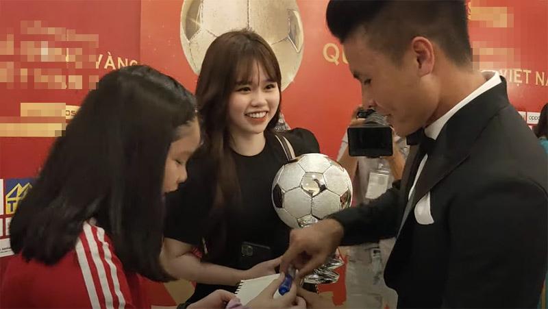 Phản ứng khó đỡ của Quang Hải khi HLV Park Hang Seo gợi ý nhường quả bóng vàng cho đồng đội-3