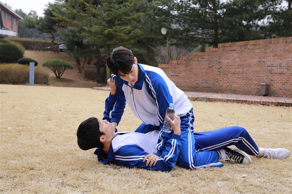 Phim đam mỹ Hàn Quốc đầu tiên tung loạt ảnh cực tình của 2 nam chính-5