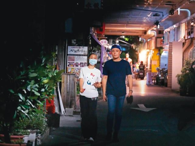 Lâm Tâm Như bị bắt gặp nắm tay Hoắc Kiến Hoa tình tứ trên phố-3