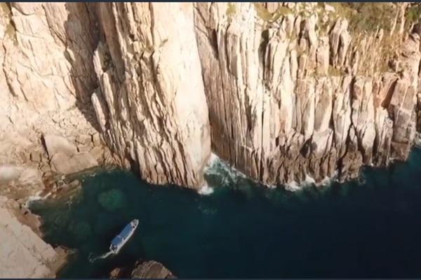 Hồ nước trong suốt giữa sa mạc mỗi năm xuất hiện một lần-1