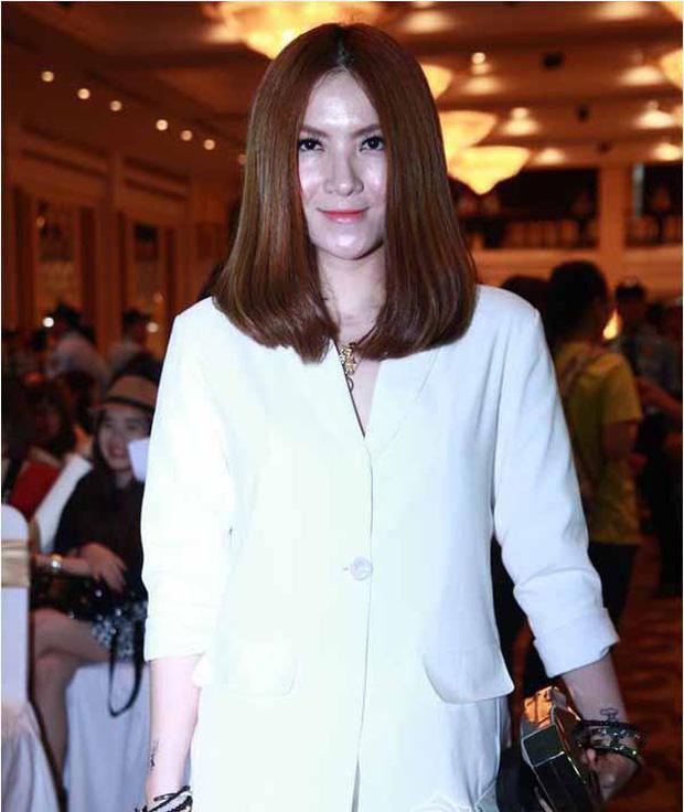 Yến Nhi cũng bị ánh đèn flash "dìm hàng" không thương tiếc. Nữ ca sĩ còn bị "tố cáo" những chỗ gương mặt can thiệp thẩm mỹ.