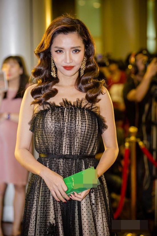 Xinh như Bích Phương cũng phải "bó tay" dưới ánh đèn flash mà thôi.