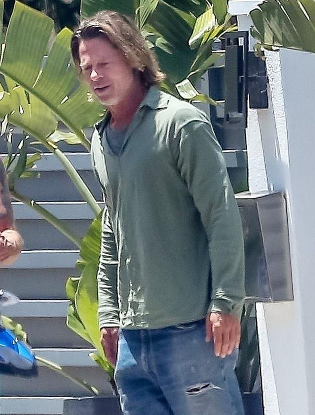 Brad Pitt trông kém sắc sau nhiều tháng không cắt tóc-2