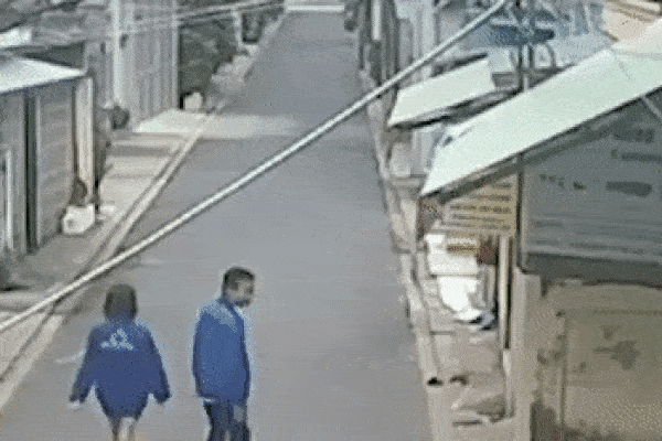 Clip: Đang đi dạo cùng bạn gái, thanh niên điển trai tranh thủ tạt vào nhà ven đường... tráo dép