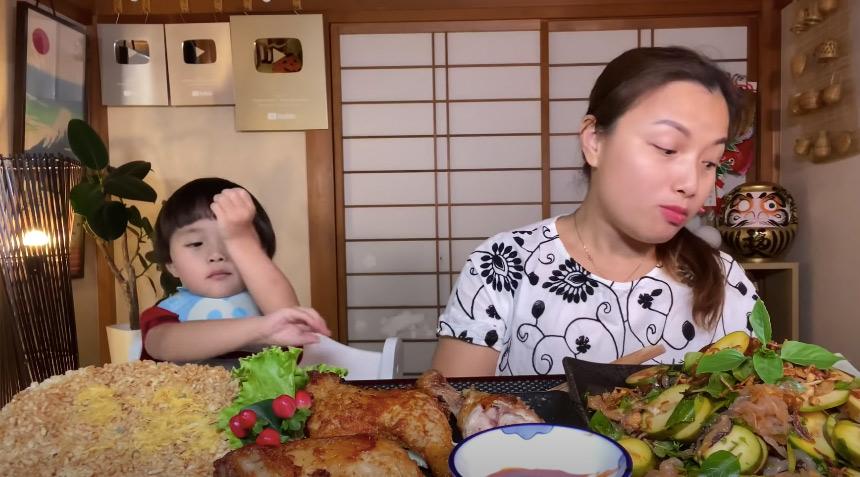 Bất ngờ với hành động lạ của bé Sa trong Vlog mới nhất của mẹ-2