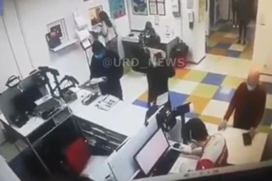 Người phụ nữ đội quần lót lên đầu khi bị yêu cầu đeo khẩu trang