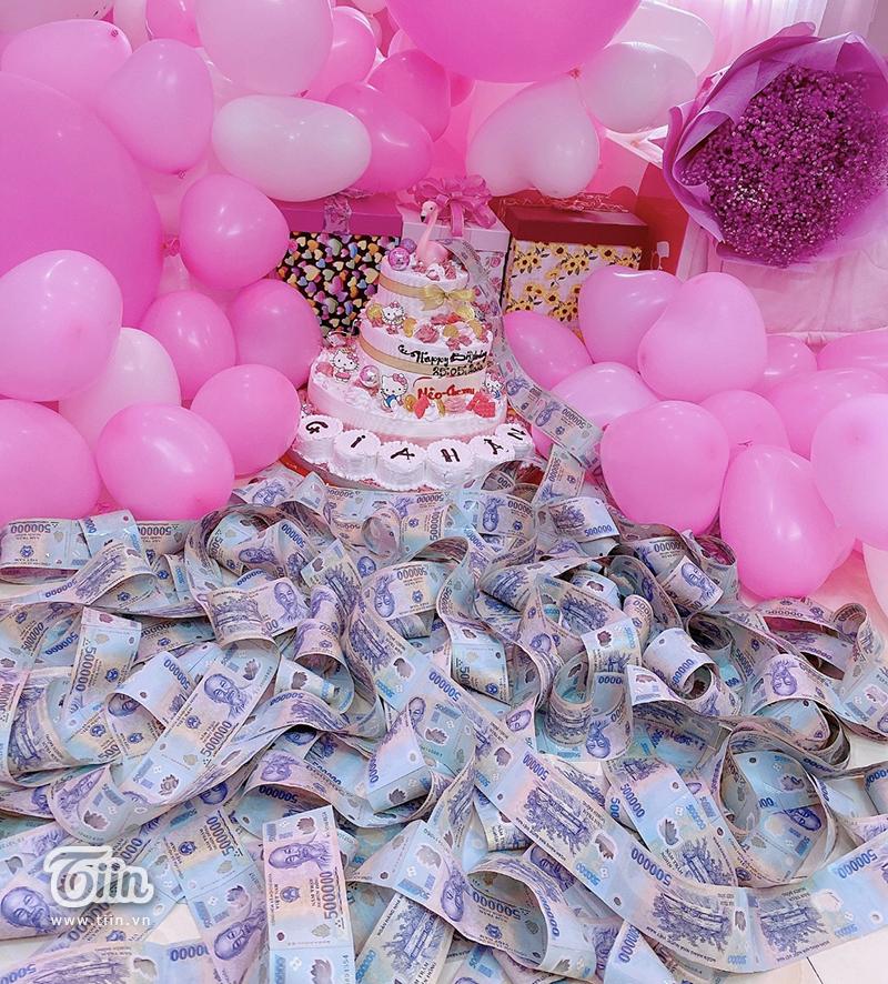 Nhà không có gì ngoài tiền: Sinh nhật con gái, bà mẹ chi hẳn nửa tỷ đồng rải khắp giường tặng con-2