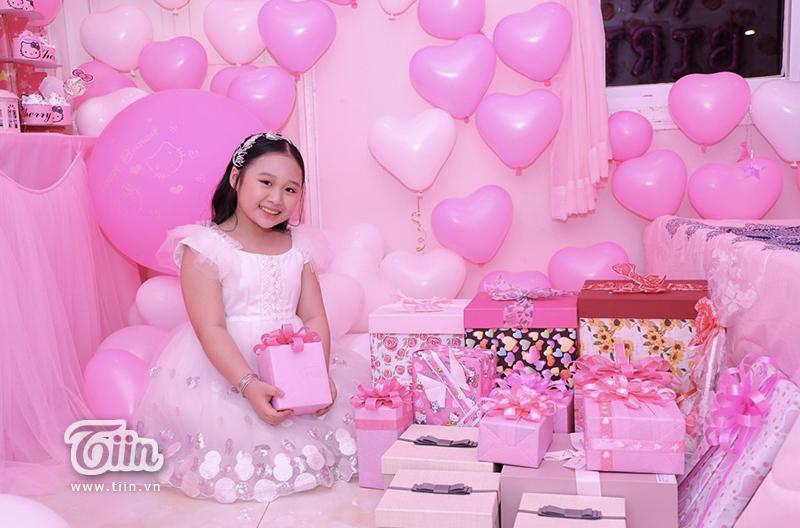 Nhà không có gì ngoài tiền: Sinh nhật con gái, bà mẹ chi hẳn nửa tỷ đồng rải khắp giường tặng con-3