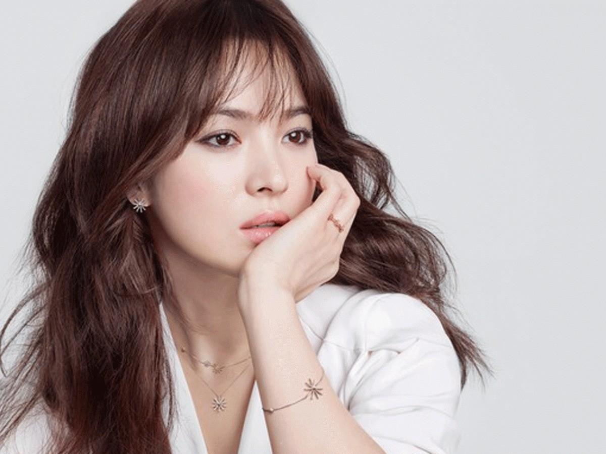 Sau 22 năm vào nghề, Song Hye Kyo là một trong những sao hạng A được săn đón nhất tại Hàn Quốc. Cát-xê thấp nhất của cô cho mỗi tập phim là 100 triệu Won (hơn 80.500 USD). Hiện tại, người đẹp Hậu duệ mặt trời sở hữu ba bất động sản với giá trị ước tính là 20,5 tỷ Won (hơn 16,5 triệu USD). Ngoài đóng phim trong nước, cô còn đắt show sự kiện, quảng cáo tại thị trường Hoa ngữ.