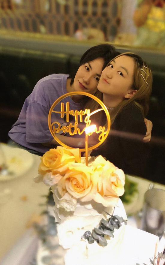 Con gái hở hàm ếch của Vương Phi khoe vẻ ngoài nổi bật trong tiệc sinh nhật 14 tuổi-1