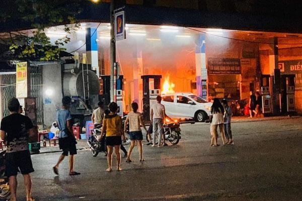 Clip: Nửa đêm, cây xăng ở Hào Nam bốc cháy ngùn ngụt, người dân la hét, hô hào dập lửa-1