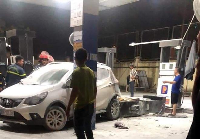 Clip: Nửa đêm, cây xăng ở Hào Nam bốc cháy ngùn ngụt, người dân la hét, hô hào dập lửa-6