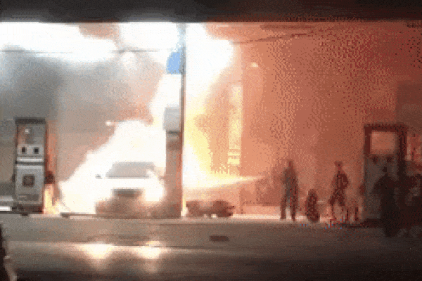 Clip: Nghe tiếng xe ben phanh ken két từ xa, 3 thanh niên vội vã chạy bán sống bán chết-2