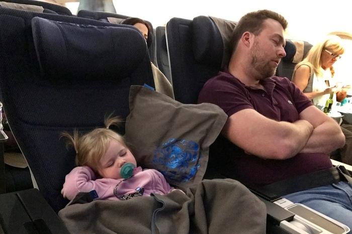 Dắt túi ngay những mẹo này là cha mẹ tự tin đi máy bay đường dài với con-5