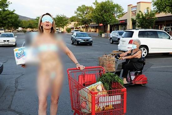 Lấy khẩu trang làm bikini, nữ nghệ sĩ Mỹ bị chỉ trích dữ dội