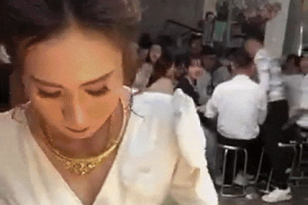 Giữa đám cưới, 2 cô gái ở Tuyên Quang cạn hết cả bát rượu, phản ứng người phụ nữ bàn bên mới bất ngờ-2