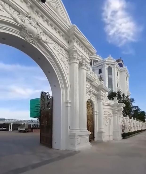 Lâu đài của đại gia Thái Bình lộng lẫy và rộng đến mức thiết kế cả nơi đậu trực thăng trên nóc-5