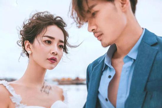 Vừa nghe tôi bàn chuyện cưới vợ, mẹ đã bực bội ném ra 2 tờ giấy báo khiến tôi điêu đứng và choáng nặng