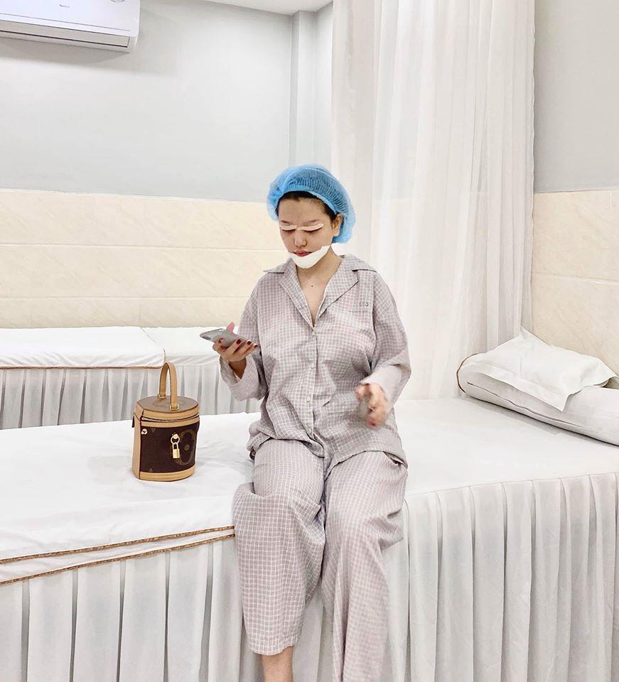 Mon 2k khoe gương mặt sưng, băng bó chằng chịt vì nhấn mí, làm cằm-3