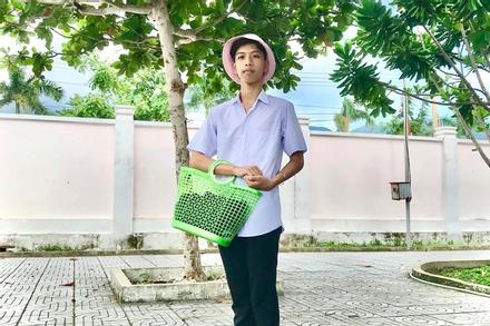 Nam sinh mượn giỏ đi chợ huyền thoại của mẹ làm cặp sách đến trường: Độc đáo, chịu chơi chẳng ai bằng!