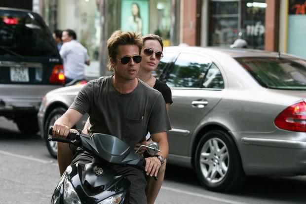 Ảnh Angelina Jolie - Brad Pitt đi xe máy ở TP.HCM 14 năm trước-3