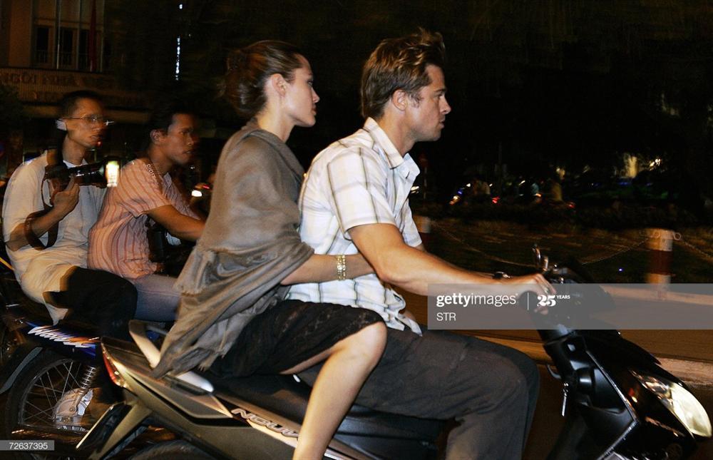 Ảnh Angelina Jolie - Brad Pitt đi xe máy ở TP.HCM 14 năm trước-4