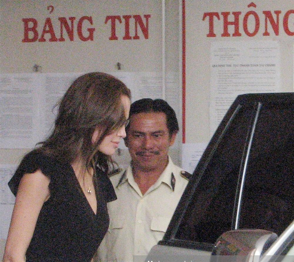 Ảnh Angelina Jolie - Brad Pitt đi xe máy ở TP.HCM 14 năm trước-7