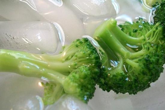 Nhà có nhiều đá lạnh mà không biết tận dụng trong nấu ăn thì quá phí