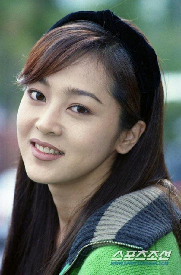 Lee Seung Yeon: Xuất thân là Á hậu Hàn Quốc 1992, Lee Seung Yeon được truyền thông o bế ngay từ ngày đầu bước chân vào ngành giải trí. Các đạo diễn liên tục mời cô đảm nhận tuyến vai quan trọng trong loạt tác phẩm như Morning Glory, Police, Love Is in Your Embrace, Friday's Woman, Sandglass... Với vai diễn Hiếu Kiêng (Hyo Kyung) trong Mối tình đầu, Lee Seung Yeon chính thức thoát mác 