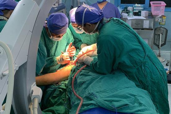 Vụ cây phượng đổ đè trúng 18 học sinh: Bé trai bị đa chấn thương nặng phải trải qua ca phẫu thuật 5 tiếng