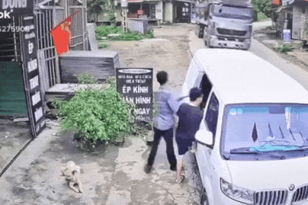 Clip: Nghe tiếng xe ben phanh ken két từ xa, 3 thanh niên vội vã chạy bán sống bán chết-1