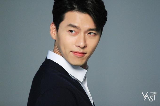 Hyun Bin được trả 150 - 170 triệu Won (120.800 - 136.900 USD) cho mỗi tập phim. Với một series phim 16 tập, anh ước tính bỏ túi 3,5 tỷ Won (hơn 2,8 triệu USD). Tuy nhiên, tài tử Hạ cánh nơi anh kiếm tốt hơn khi đóng quảng cáo với giá trung bình 7 tỷ Won (hơn 5,6 triệu USD).