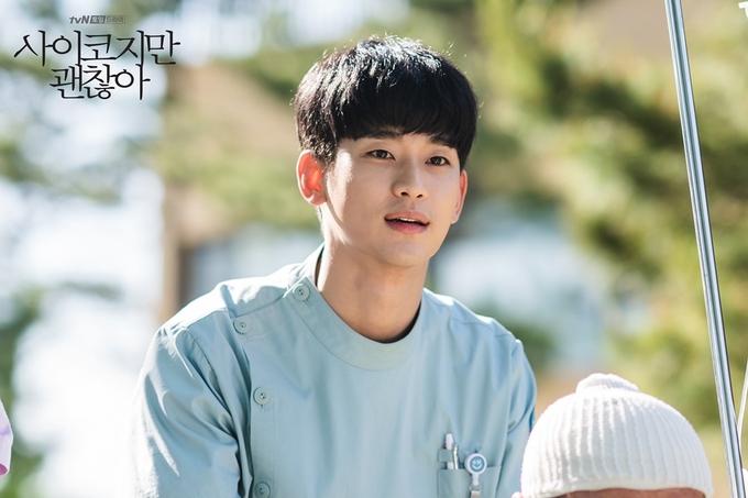 32 tuổi và thua các đàn anh về kinh nghiệm trong nghề, nhưng Kim Soo Hyun trở thành sao nam được trả cát-xê cao nhất tại Hàn Quốc. Nhờ hiệu ứng hai phim Mặt trăng ôm mặt trời và Vì sao đưa anh tới, anh vụt sáng thành sao, nổi đình đám khắp châu Á. Năm 2015, Kim Soo Hyun đã được trả 50 tỷ Won (gần 40,3 triệu USD) để đóng quảng cáo. Sau xuất ngũ, anh nhận vai chính trong It's Okay To Not Be Okay với giá 200 triệu Won (hơn 161.000 USD) mỗi tập phim. Mức giá này vượt mặt cả minh tinh Lee Young Ae (150 triệu Won) - người sở hữu cát-xê cao nhất tại Hàn Quốc.