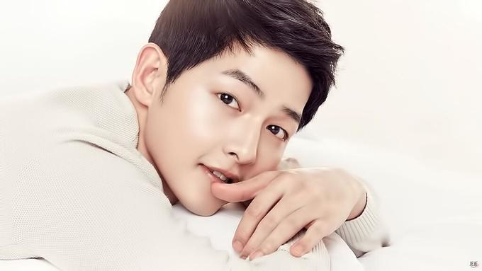 Năm 2016, Song Joong Ki được trả 60 triệu Won (48.309 USD) cho một tập phim Hậu duệ mặt trời. Cùng năm, anh kiếm khoảng 6 tỷ Won (hơn 4,8 triệu USD) cho việc đóng quảng cáo. Ba năm sau, với bom tấn giả tưởng Biên niên ký Arthdal, cát-xê một tập của Song Joong Ki tăng gấp ba lần, khoảng 180 triệu Won ((gần 145.000 USD).