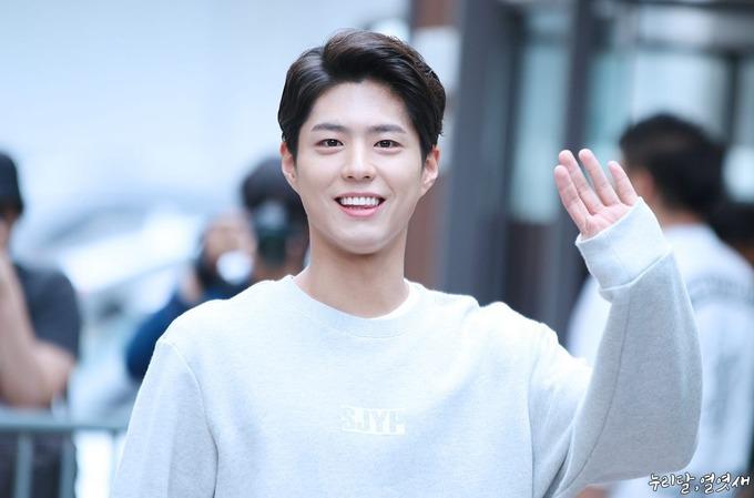 Park Bo Gum được mệnh danh là một trong các mỹ năm trẻ tuổi đắt giá của showbiz Hàn. Sau khi nổi tiếng với phim cổ trang Mây họa ánh trăng năm 2016, giá quảng cáo của anh là 600 triệu Won (hơn 483.000 USD). Năm ngoái đóng cặp Song Hye Kyo trong phim Gặp gỡ, ngôi sao 27 tuổi được trả 100 triệu Won mỗi tập.