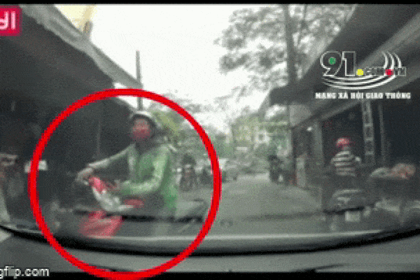 Clip: Tài xế Grab cố tình dựng chân chống, không nhường đường, người đàn ông đi ô tô buộc phải giải quyết bằng nắm đấm-1