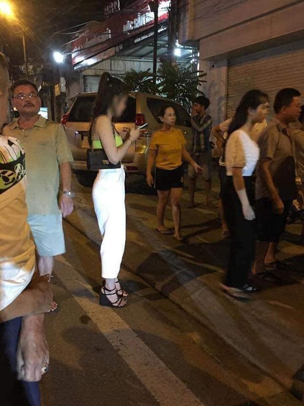 Thanh niên biến thái lôi điện thoại ra quay lén cô gái trong nhà vệ sinh, bị chồng nạn nhân tẩn sấp mặt-1