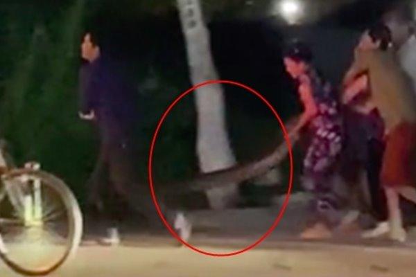 Thực khách khiến ai nấy khiếp vía khi để bé Na lượn lờ trong nồi lẩu đang sôi-2